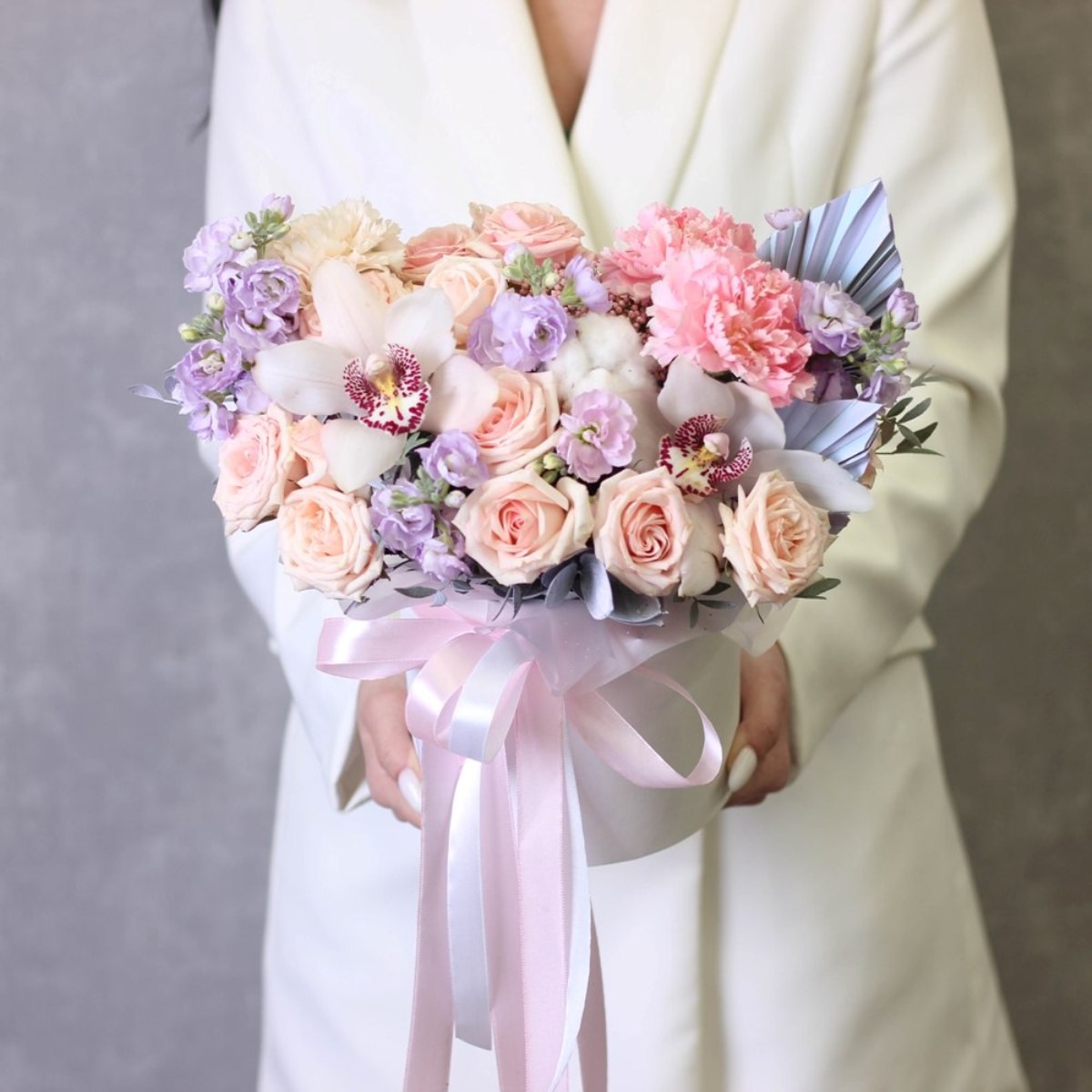 Cvety v shlyapnoj korobke 588